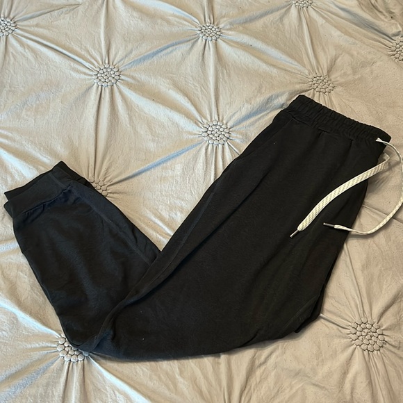 Vuori Pants - Vuori heather black performance joggers